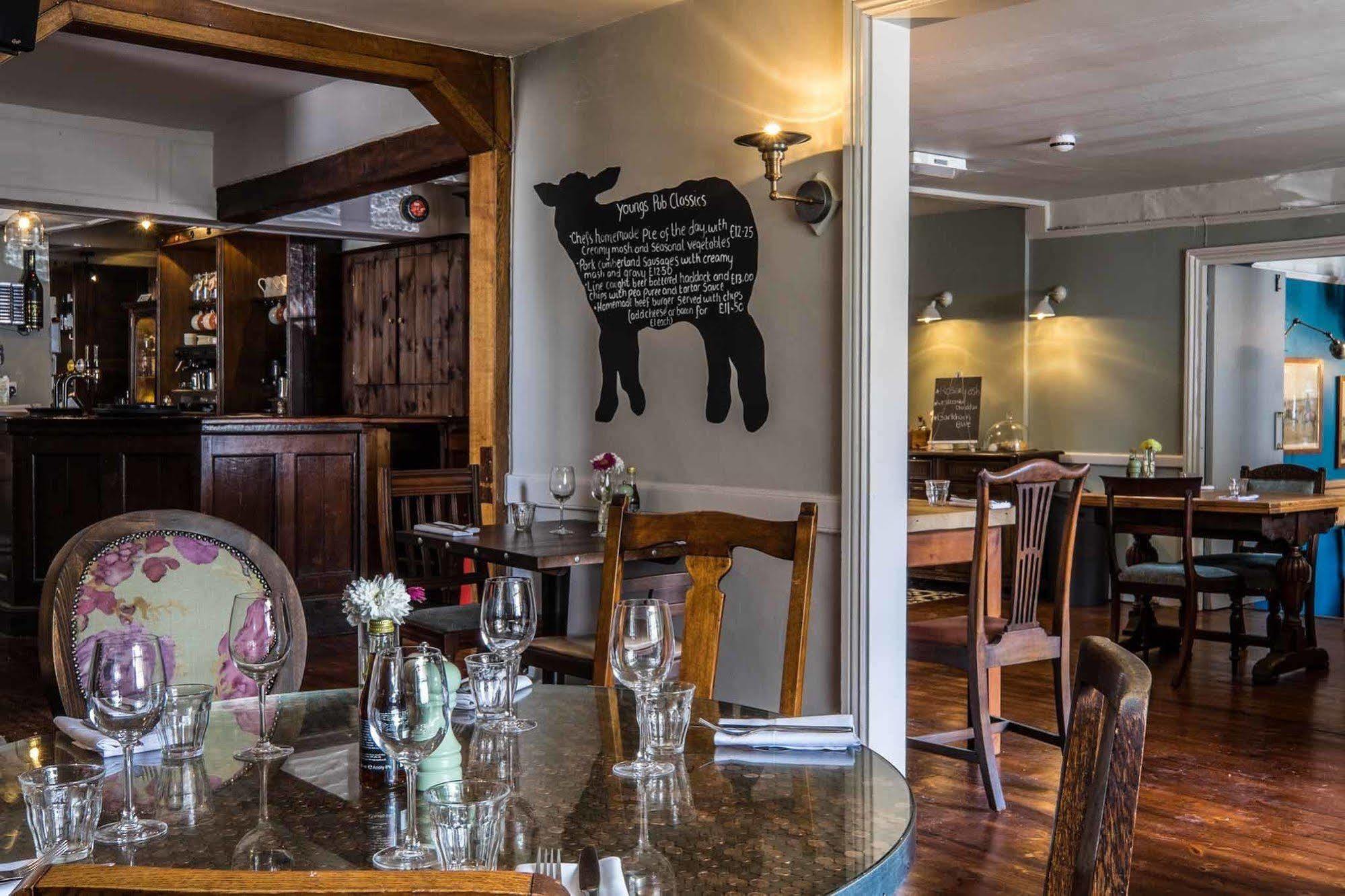 The Lamb Inn Hindon Экстерьер фото